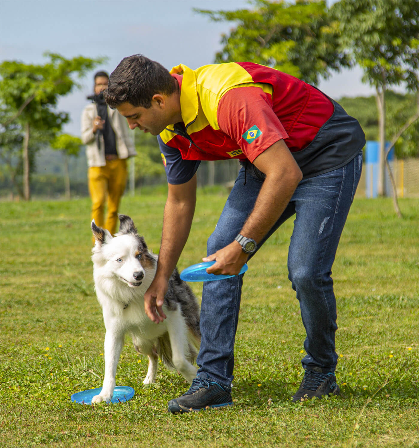 adestrador-treinando-cao
